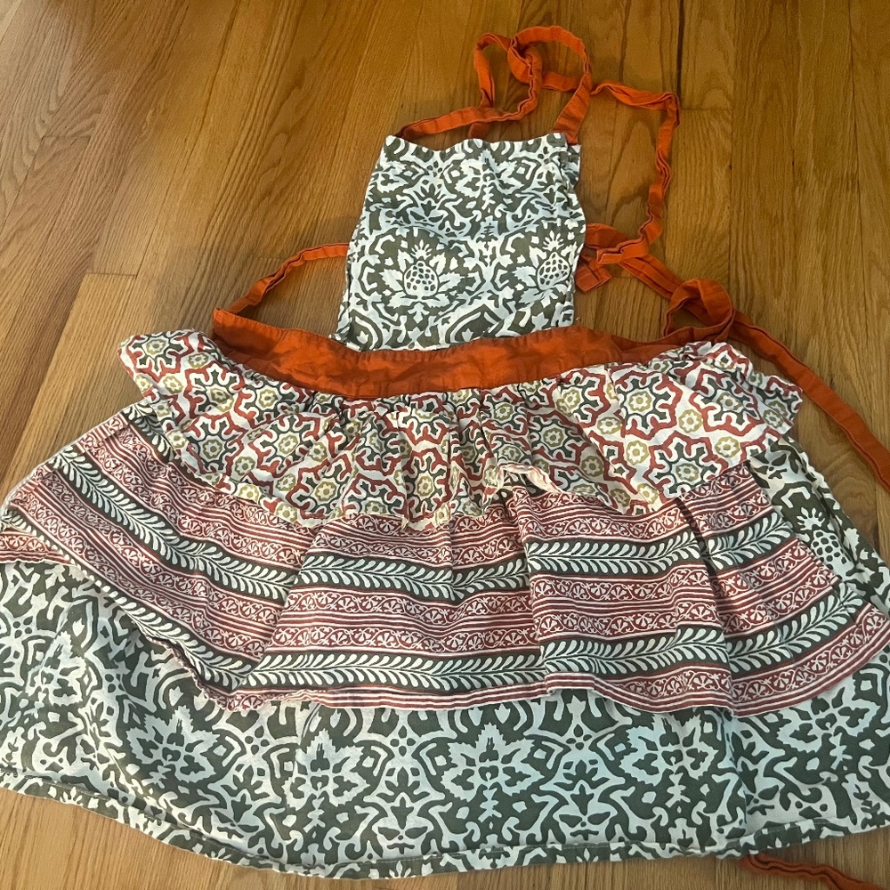 ruffled apron
